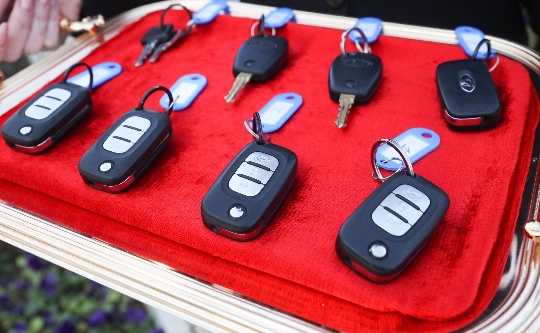 Церемония передачи автомобилей представителям российско-таджикистанских образовательных учреждений