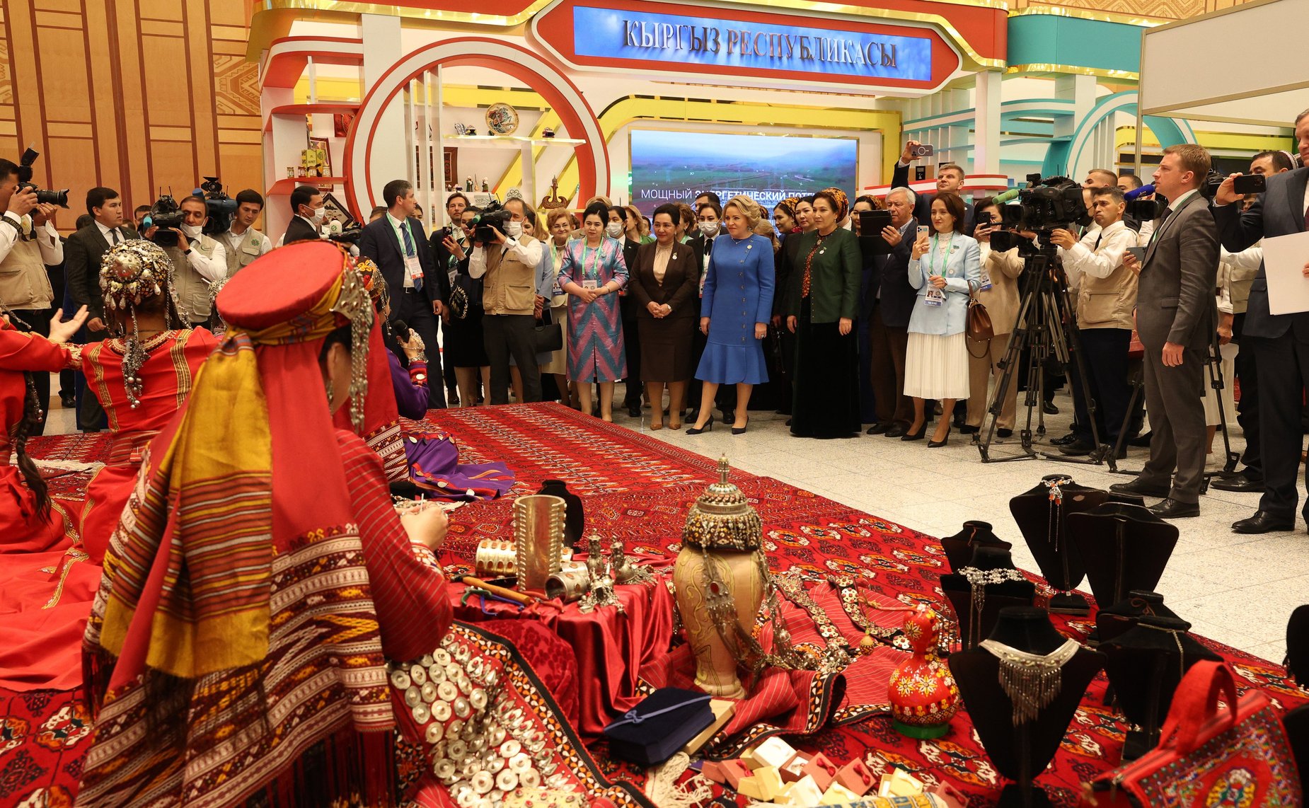 Пленарное заседание первого Диалога женщин стран Центральной Азии и России