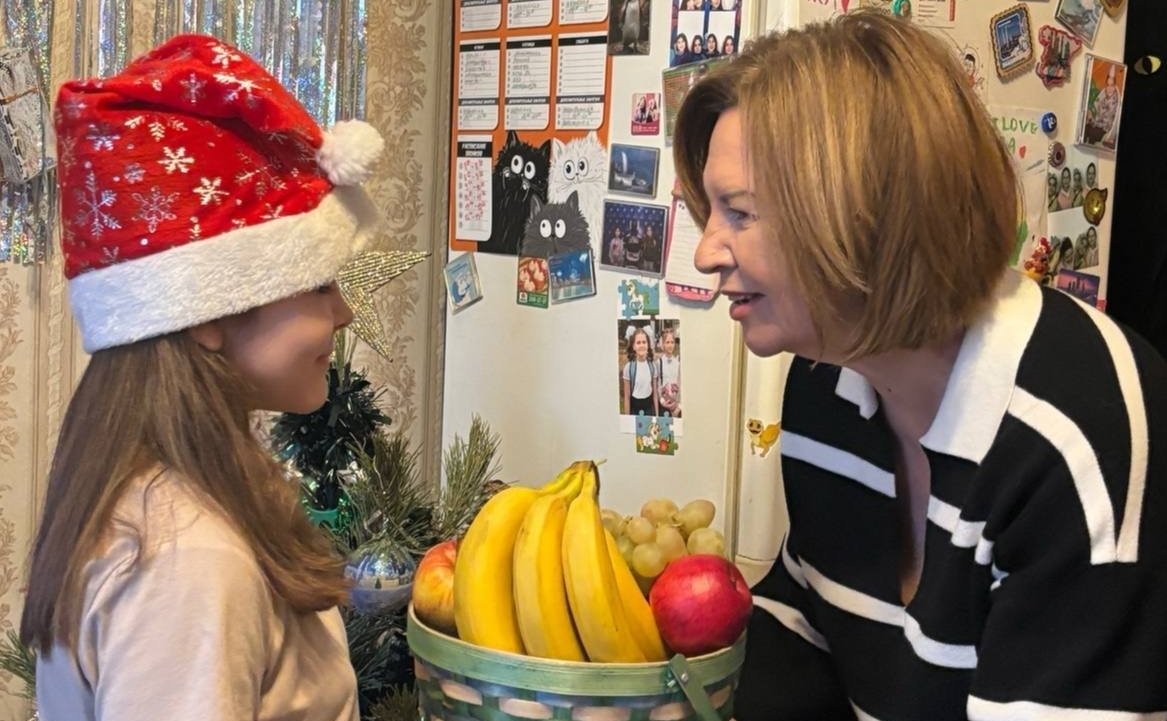 Марина Сидухина вручила подарки, которые сняла в виде открыток с желаниями с «Елок желаний» в Совете Федерации и Правительстве Самарской области