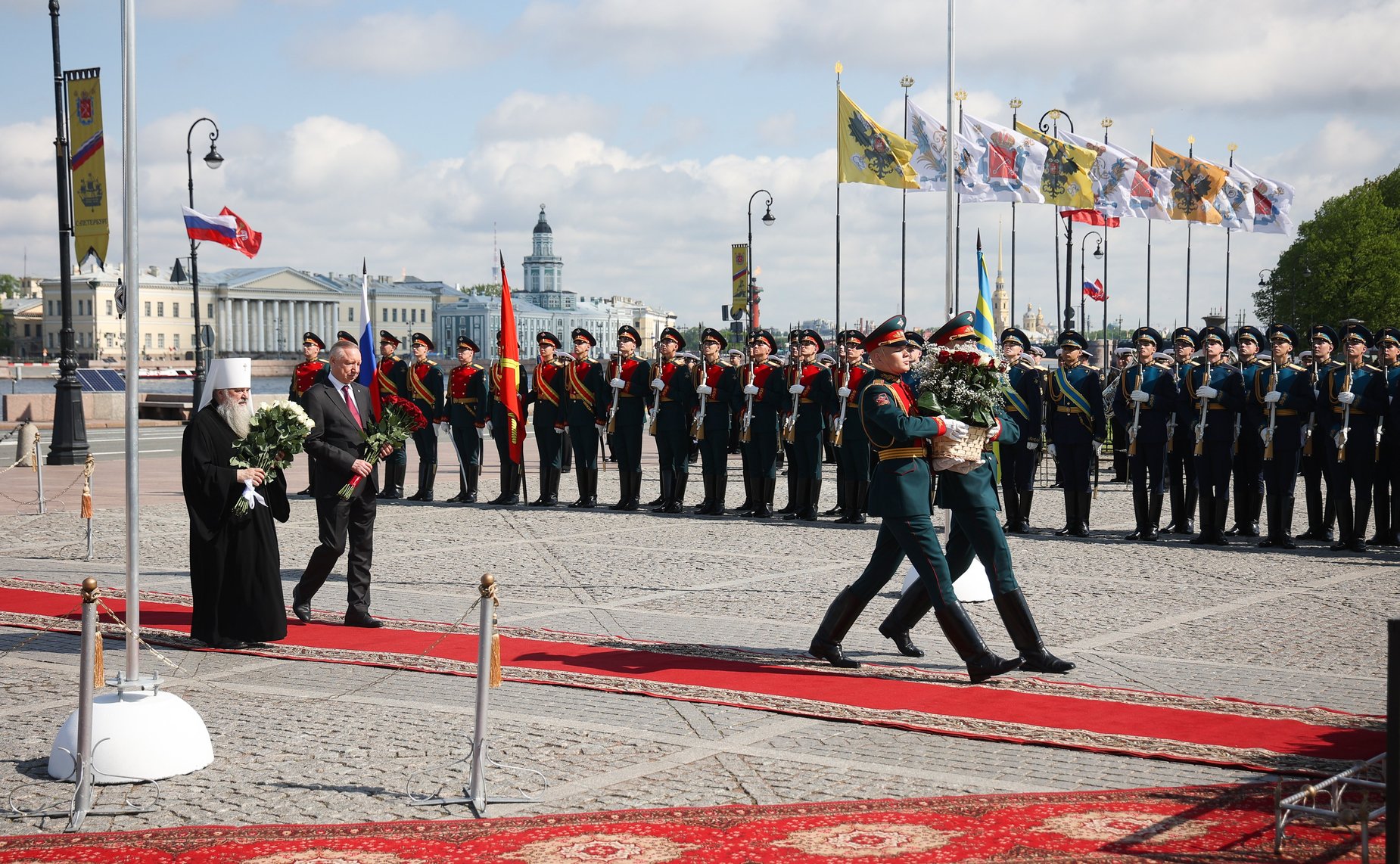 Возложение цветов к памятнику Петру I на Сенатской площади