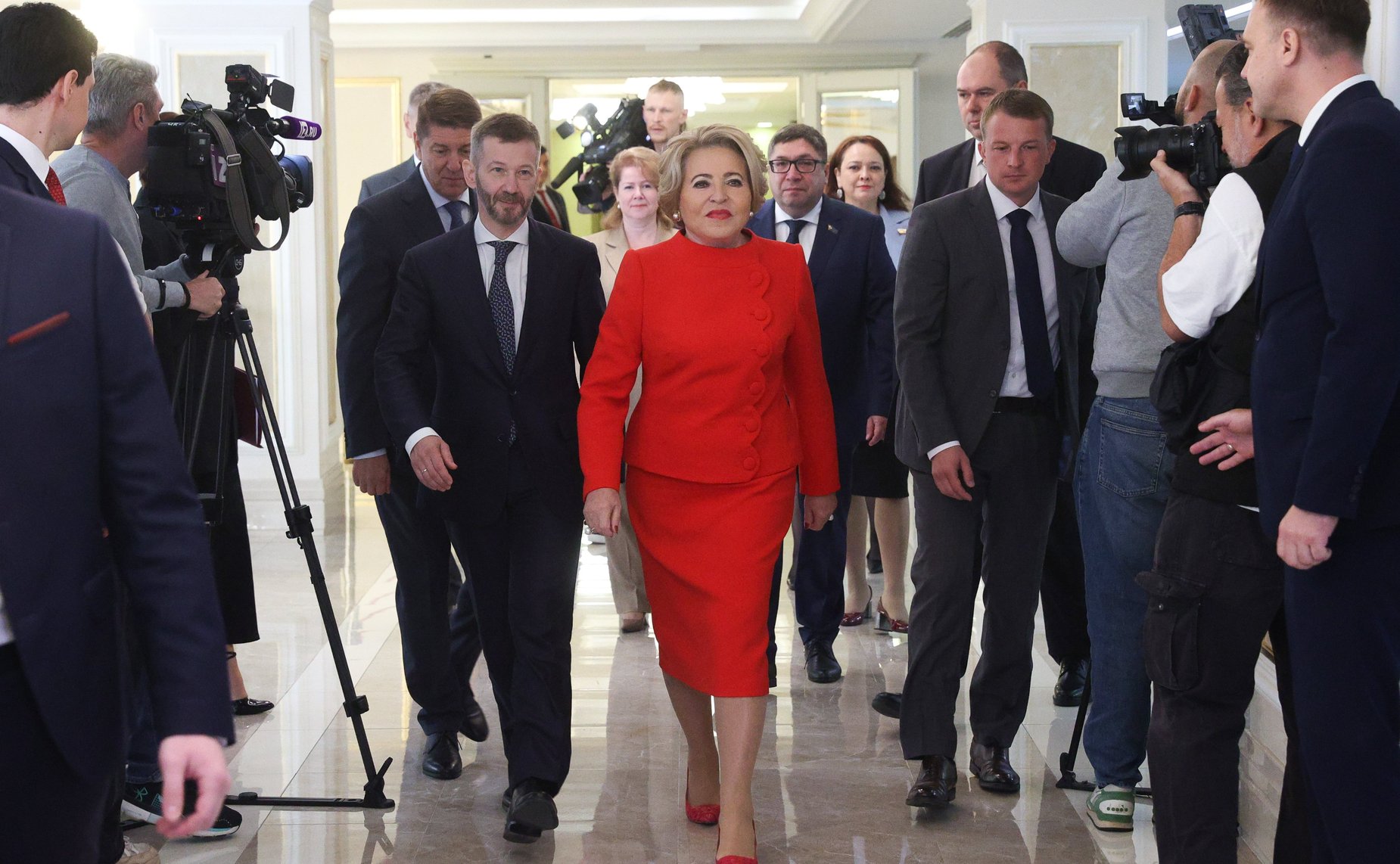 Валентина Матвиенко и Владислав Кузнецов осмотрели выставку, развернутую в Совете Федерации, которая посвящена истории, современности и перспективам развития Чукотского автономного округа