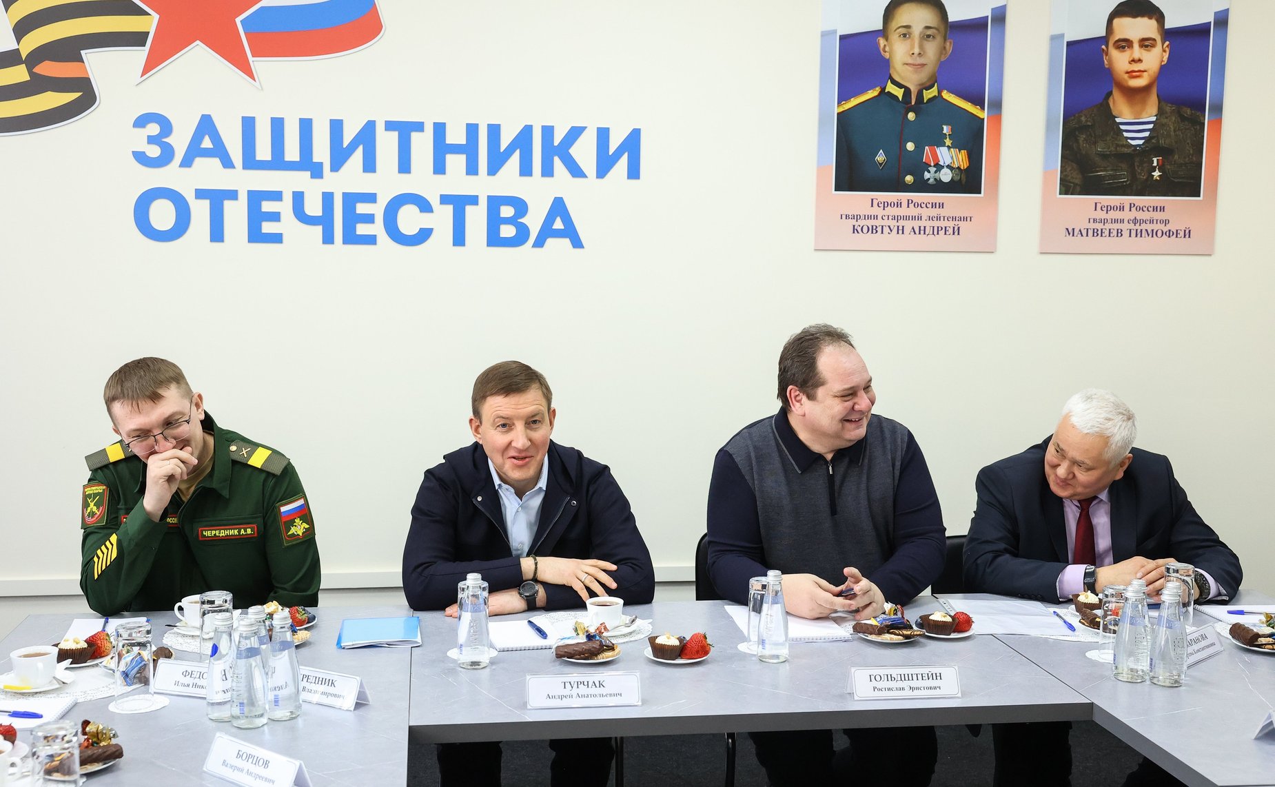 В Биробиджане Андрей Турчак вместе с руководителем управления по работе с регионами фонда «Защитники Отечества», матерью Героя России Марией Костюк встретились с участниками спецоперации