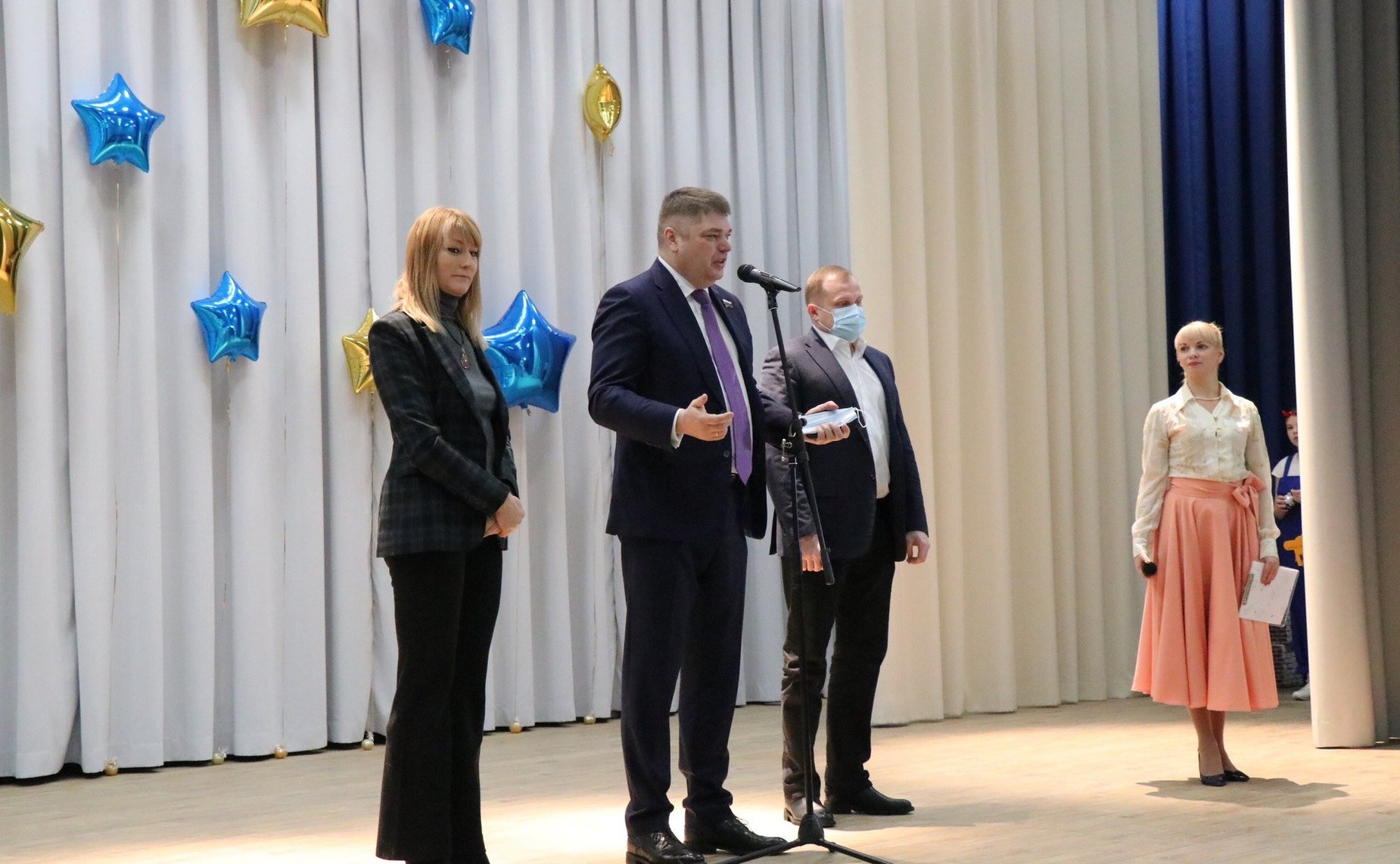 Дмитрий Василенко посетил новое здание школы в Шлиссельбурге Ленинградской области