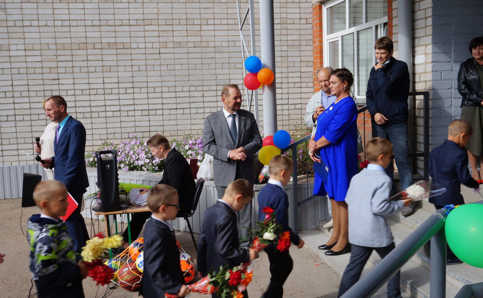 Сергей Белоусов поздравил педагогов и учащихся алтайских школ с началом нового учебного года и Днем знаний