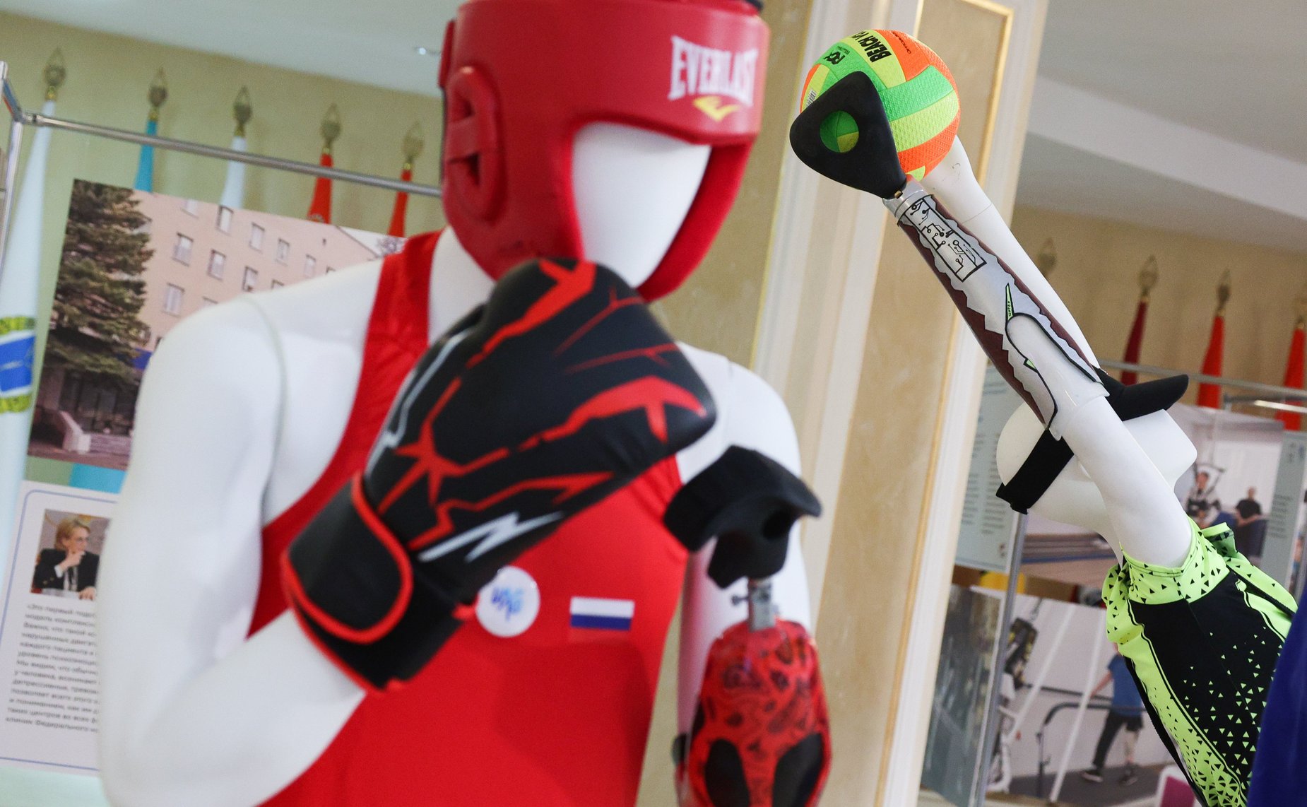 Открытие и осмотр выставки последних разработок в области высокотехнологического протезирования