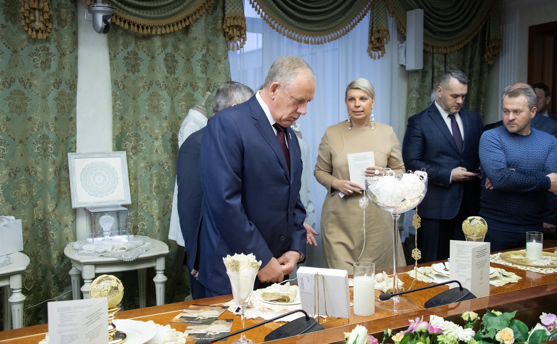 Осмотр выставки продукции предприятий сельхозпроизводителей