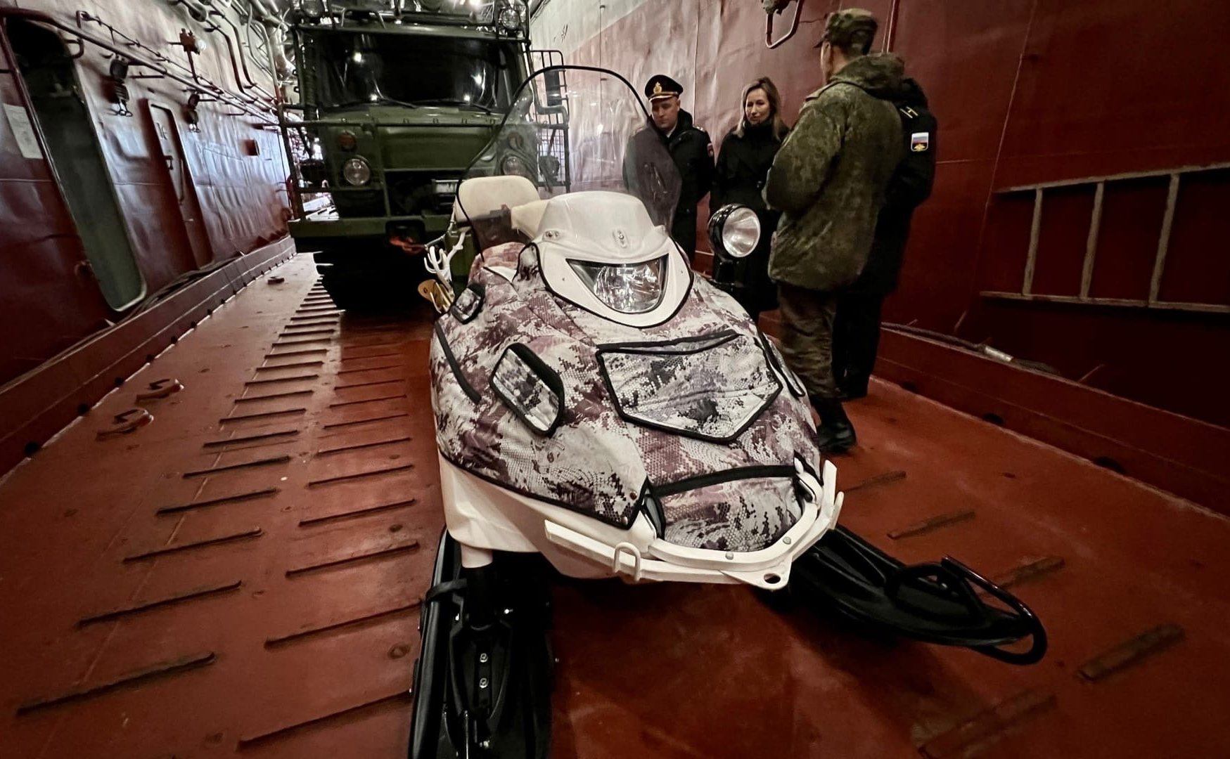 Татьяна Сахарова ознакомилась с экспозицией агитационной выставки на корабле «Иван Грен»