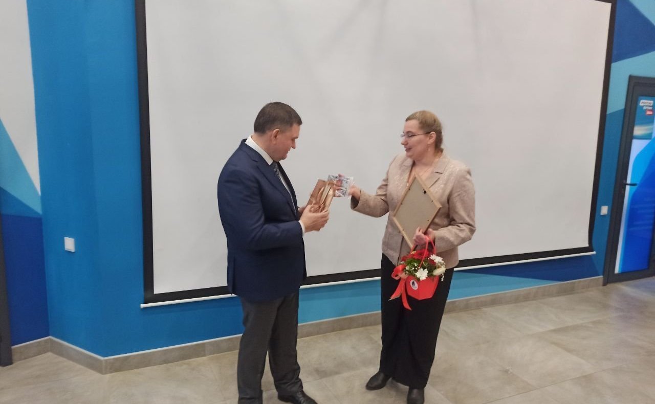 Сергей Перминов вручил награды Совета Федерации, которыми за выдающиеся заслуги отмечены жители Ленинградской области