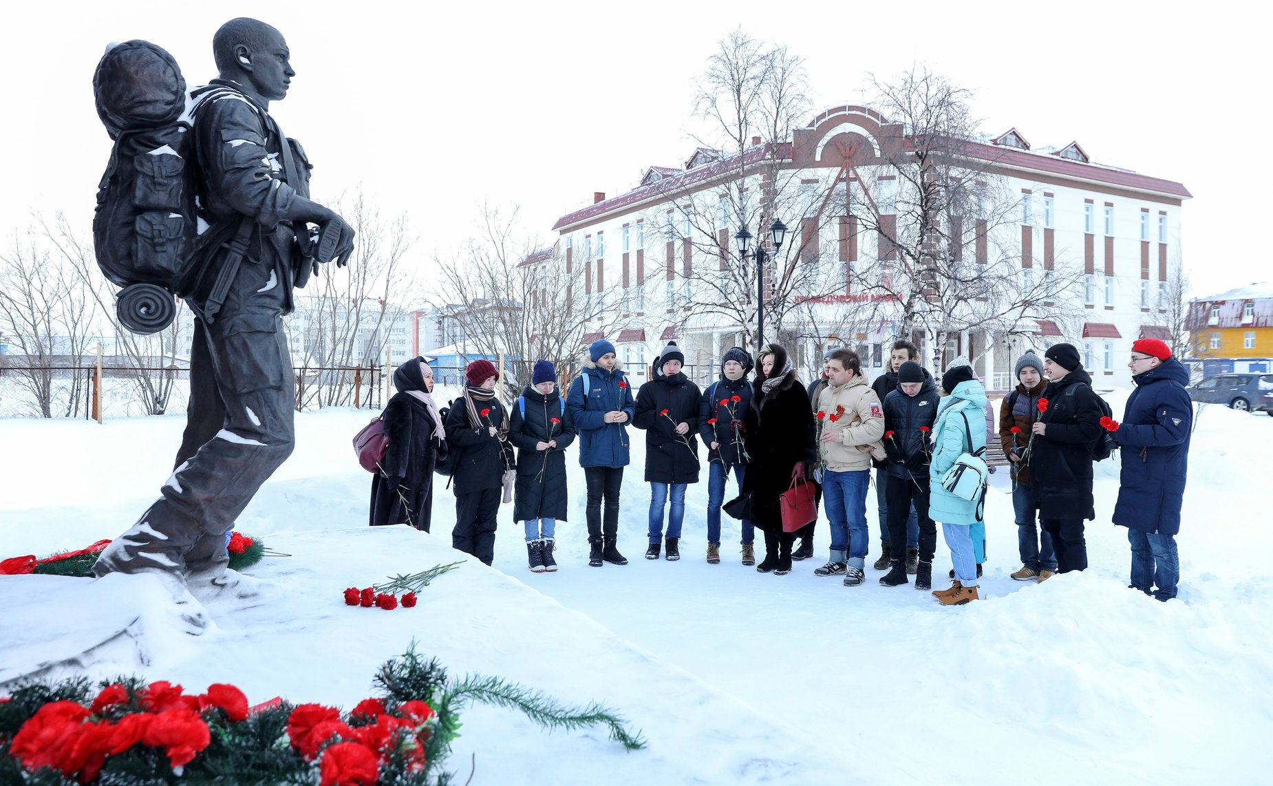 Возложение цветов к памятнику «Ветеранам боевых действий, участникам локальных войн и вооруженных конфликтов» на аллее Победы