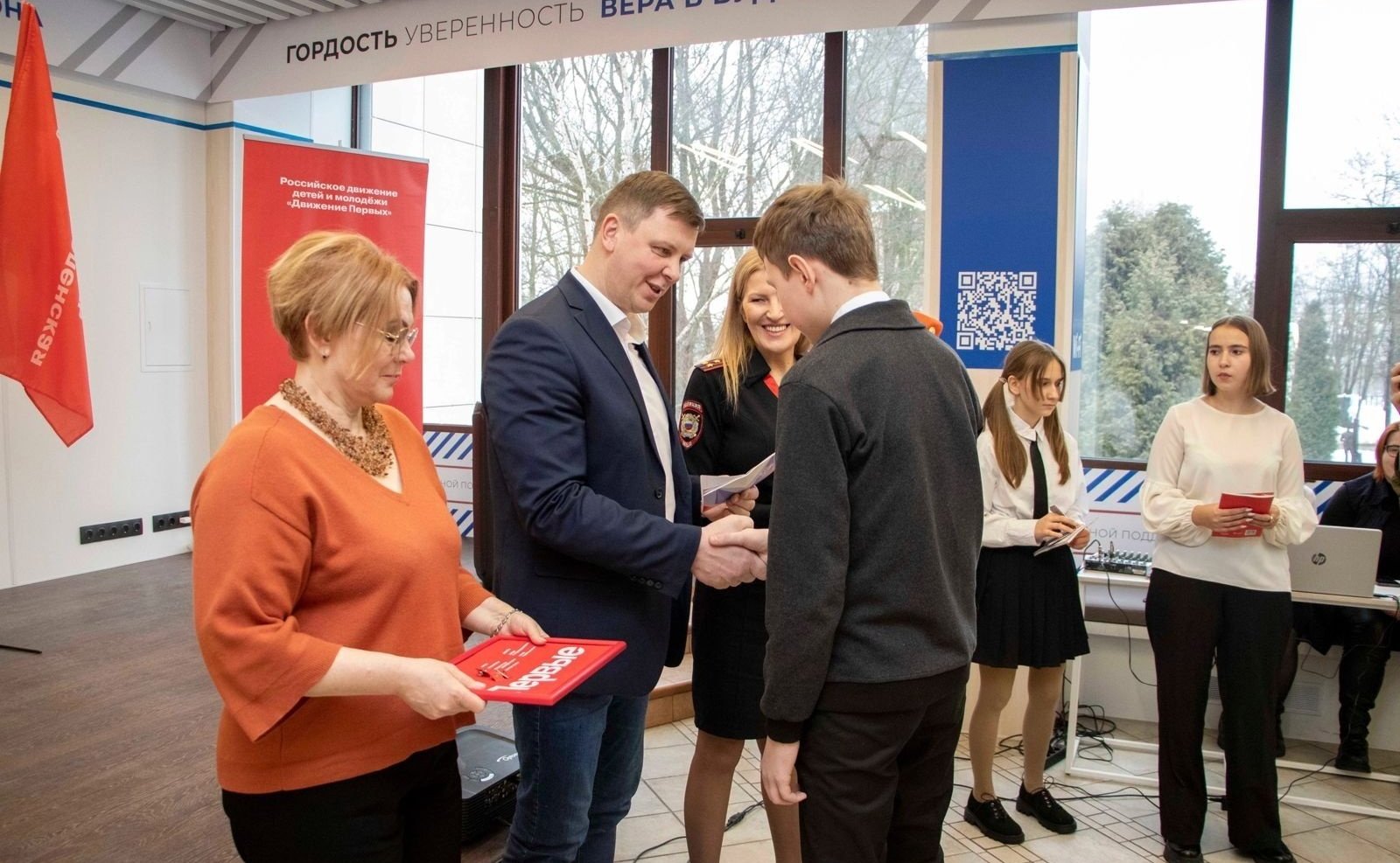 Артем Малащенков вручил паспорта смоленским школьникам из региональной организации «Движение Первых»