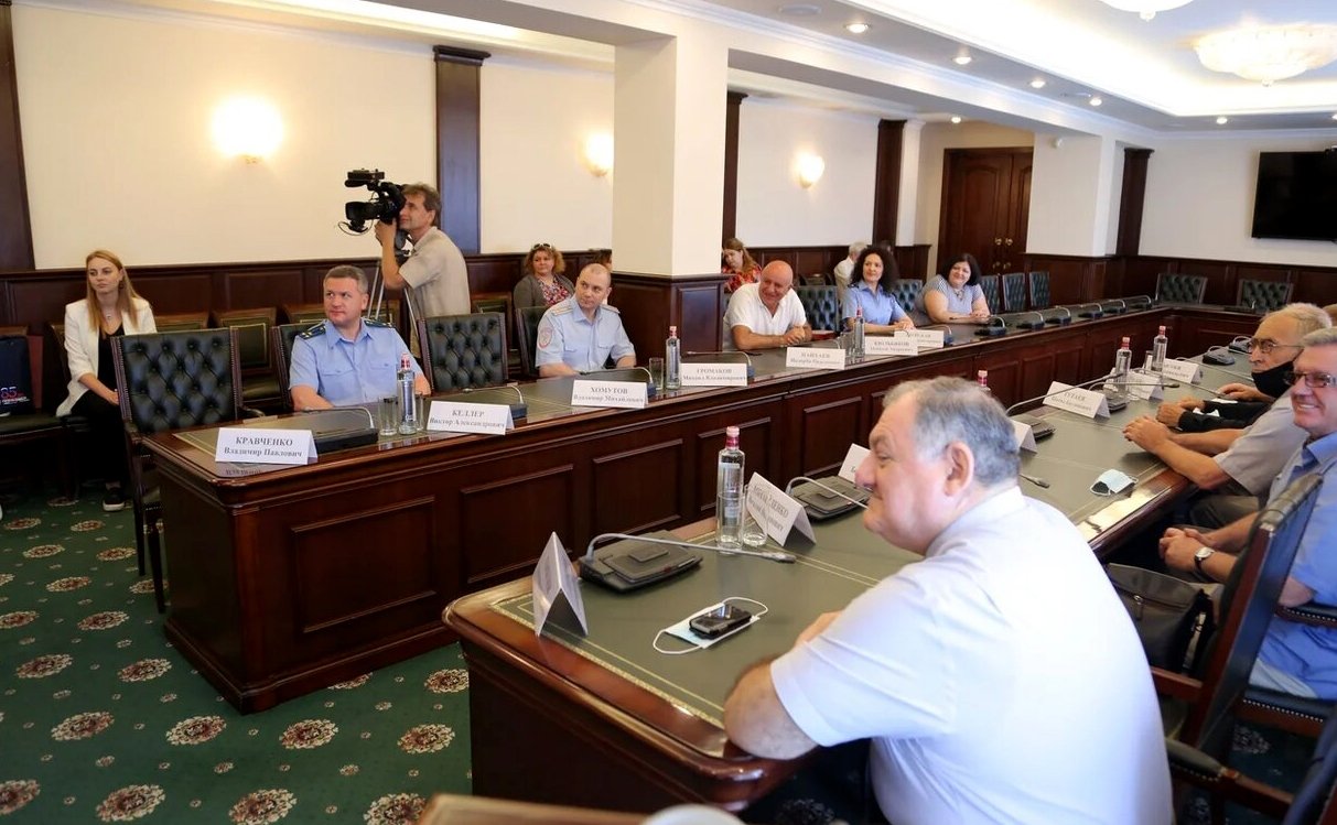 С. Аренин поздравил с юбилеем председателя Совета ветеранов прокуратуры Ставропольского края В. Кравченко