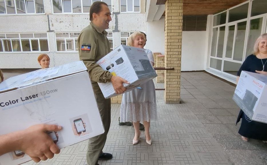 Андрей Хапочкин поздравил выпускников школ Донбасса с получением аттестатов