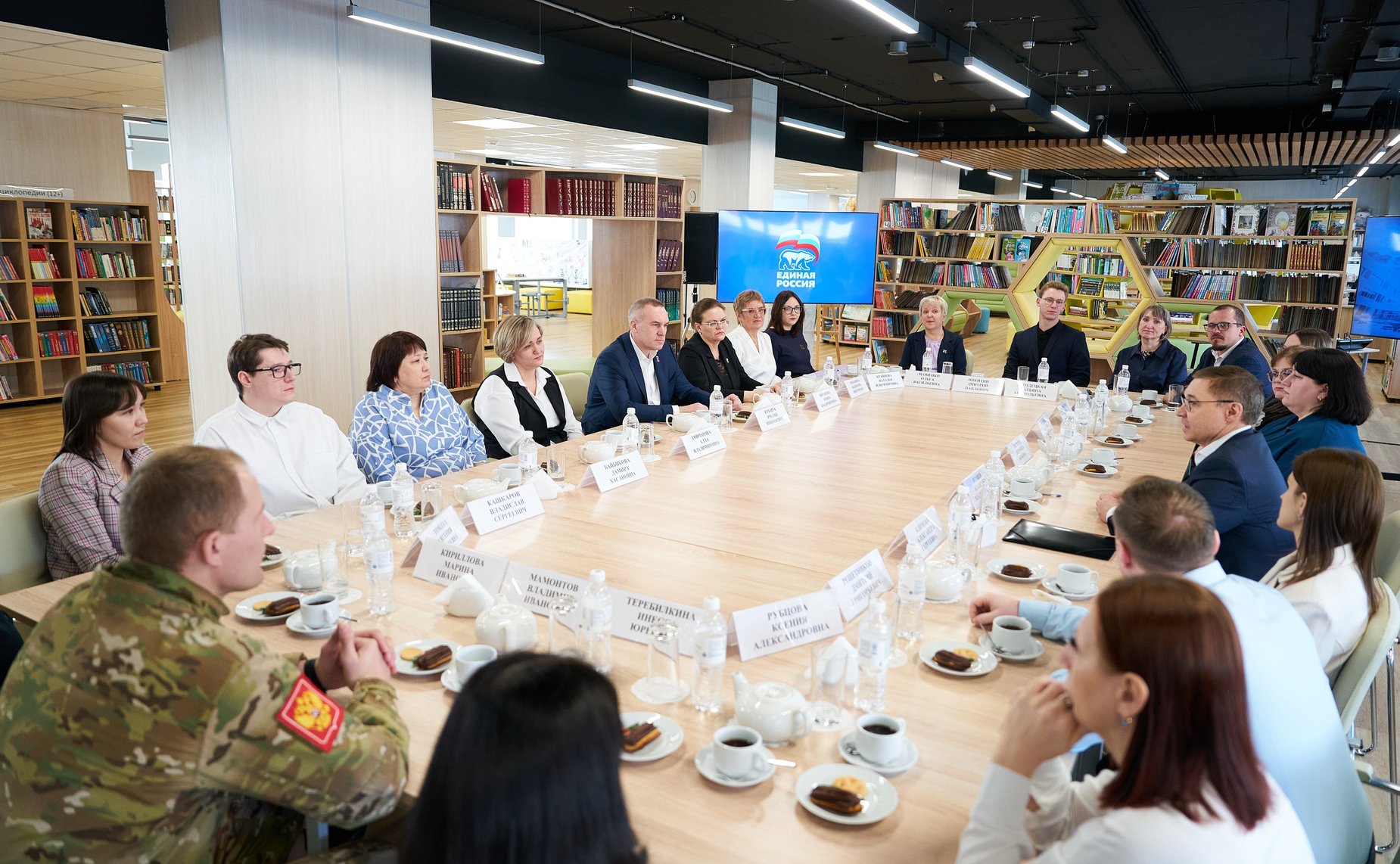 Первый заместитель Председателя СФ Владимир Якушев обсудил с педагогами в Югре ключевые вопросы образования