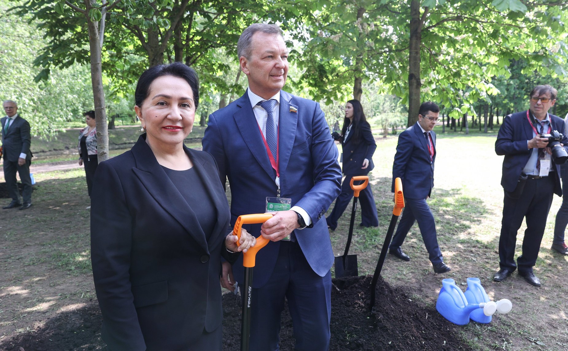 Высадка деревьев в Таврическом саду участниками X Невского международного экологического конгресса