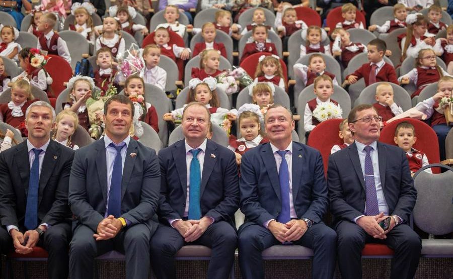 Эдуард Исаков принял участие в торжественной линейке в гимназии №40 города Екатеринбурга