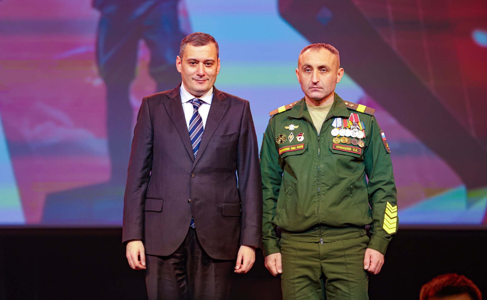 Губернатор Курской области Александр Хинштейн вручил государственные награды военнослужащим, отличившимся в ходе СВО и поблагодарил военнослужащих, волонтеров, их семьи за ратный труд