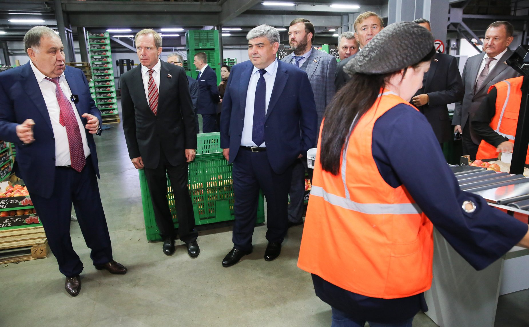 Члены Комитета СФ посетили сельскохозяйственные предприятия –тепличный комплекс и компанию, специализирующуюся на выращивании яблок