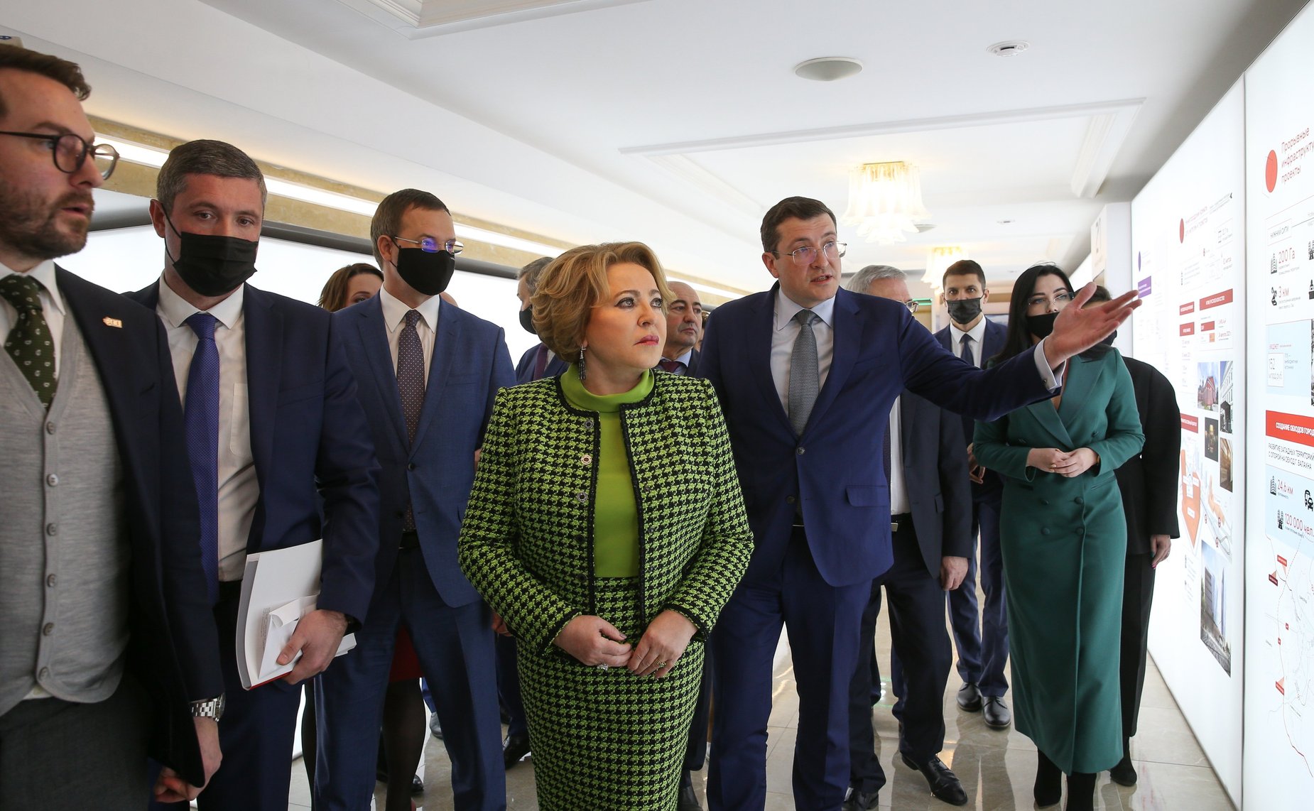 Председатель Совета Федерации Валентина Матвиенко и губернатор Нижегородской области Глеб Никитин осмотрели выставку, на которой представлены инновационные проекты и перспективы развития региона