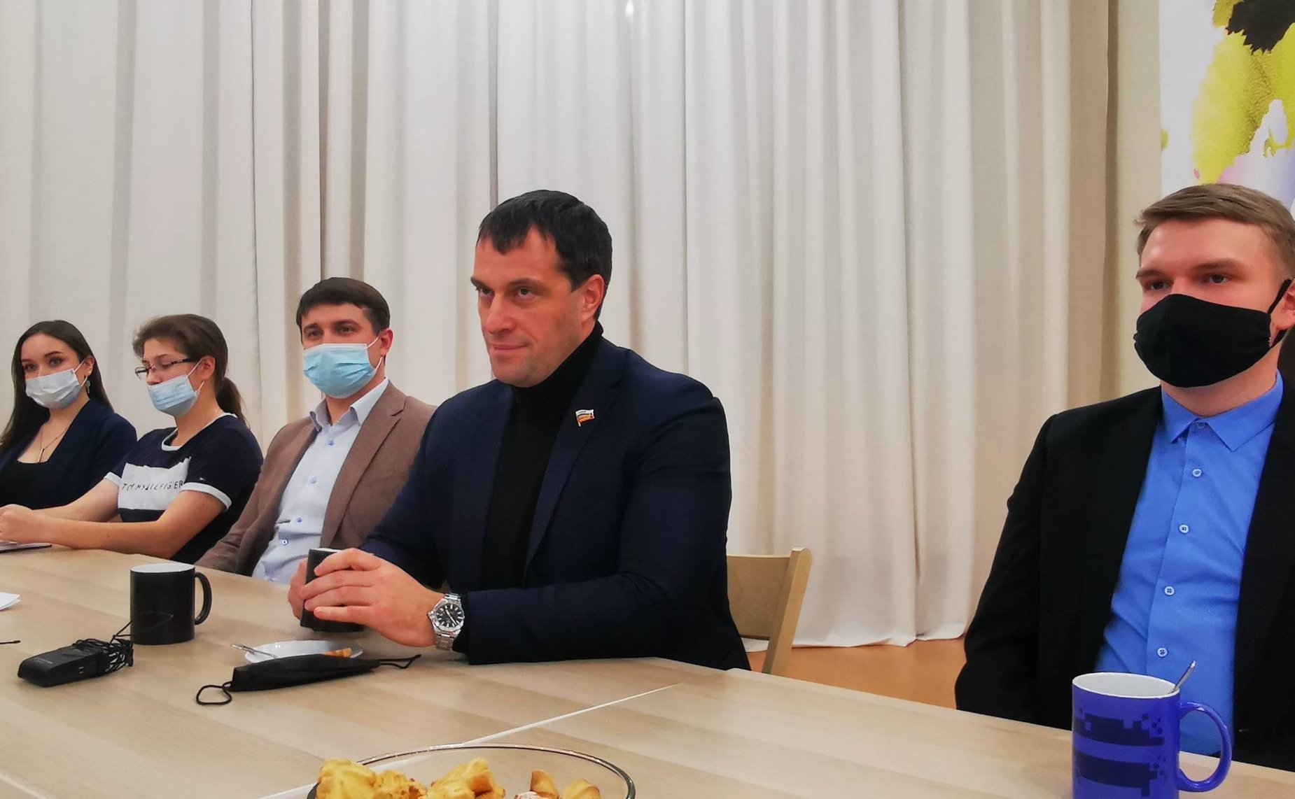 Эдуард Исаков в рамках работы в регионе провел прием граждан в Сургуте, а также встретился с активной молодежью — представителями НКО, социально-ориентированных, культурных молодежных организаций, на базе которых развивается корпоративное добровольчество