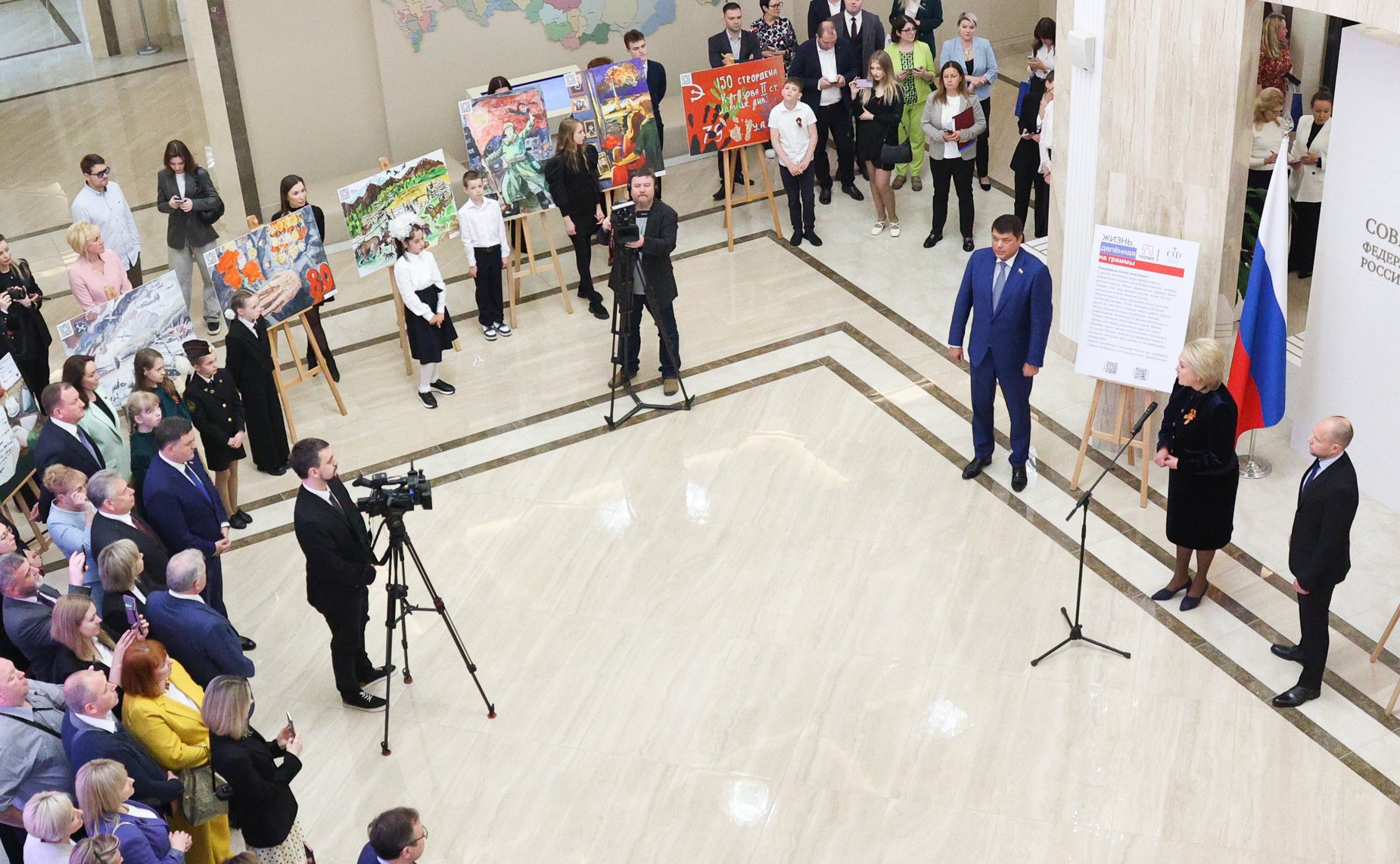 Лилия Гумерова и Дмитрий Василенко открыли в верхней палате выставку детского рисунка «Жизнь, делённая на граммы»