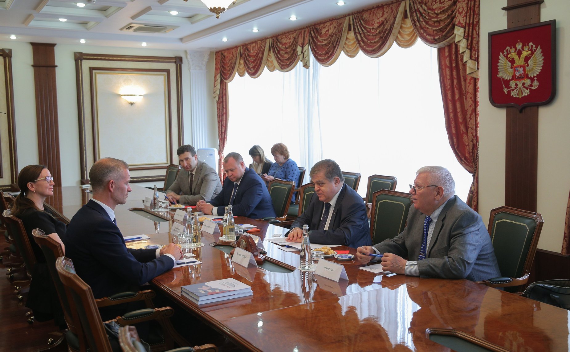 Встреча первого заместителя председателя Комитета СФ по международным делам Владимира Джабарова с председателем правления общественной организации «Народная дипломатия — Норвегия» Х. Вебером