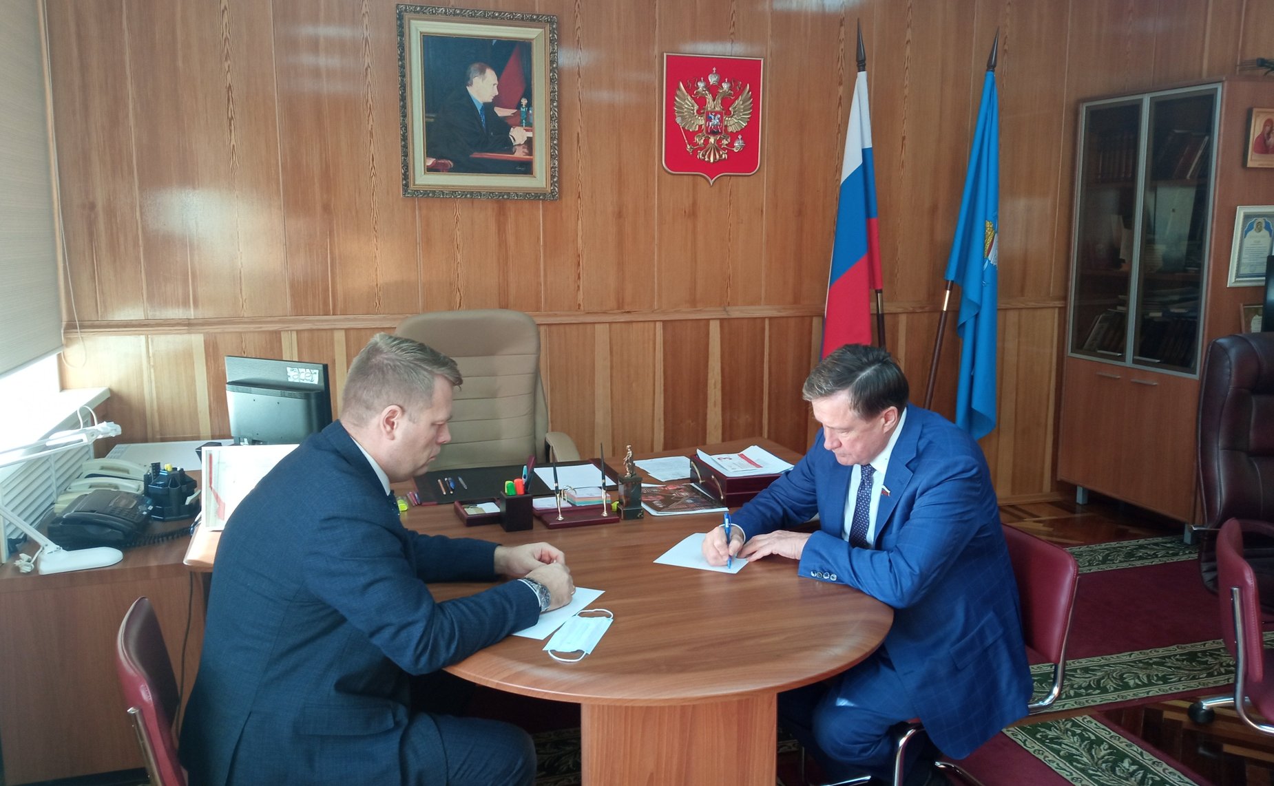 Сергей Рябухин в ходе рабочей поездки в регион встретился с и. о. министра здравоохранения области Александром Гашковым