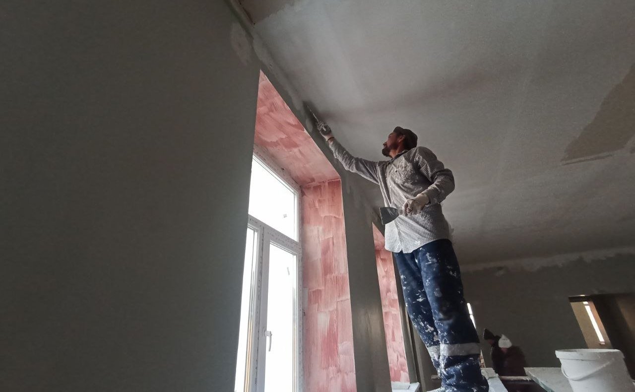 Баир Жамсуев в ходе рабочей поездки в регион проверил ход ремонтных работ в поселке Агинское, выполняемых в рамках национальных проектов