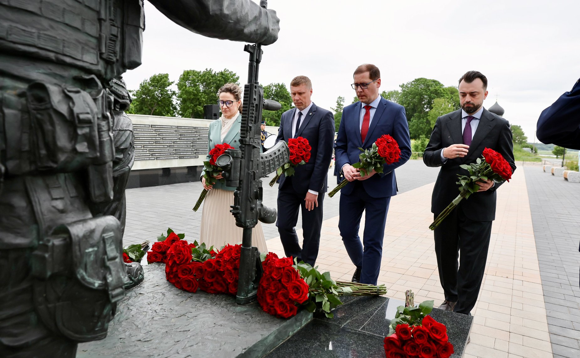 Выездное заседание Комиссии СФ по мониторингу законодательства РФ в сфере государственного контроля (надзора) и муниципального контроля в РФ. Возложение цветов к мемориальному комплексу защитникам Отечества «Воин»