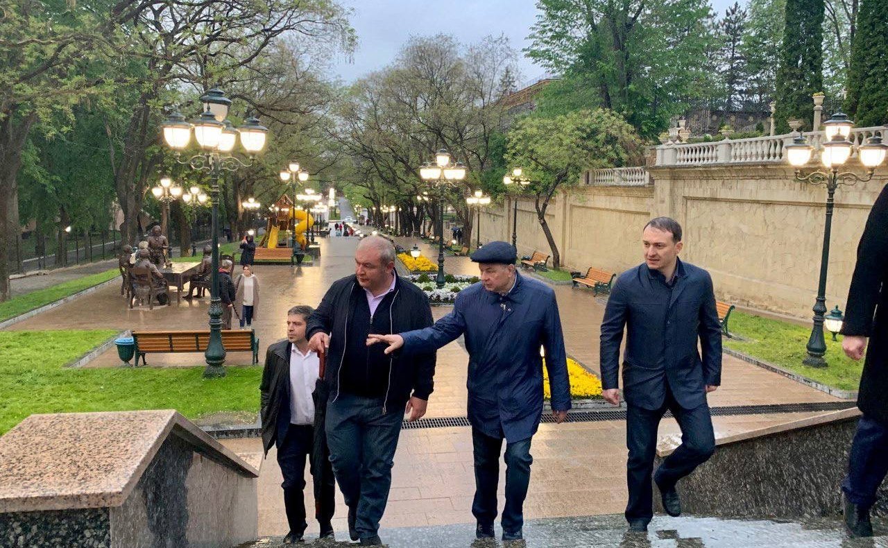 Анатолий Артамонов ознакомился с ходом строительства и реконструкции ряда социальных объектов