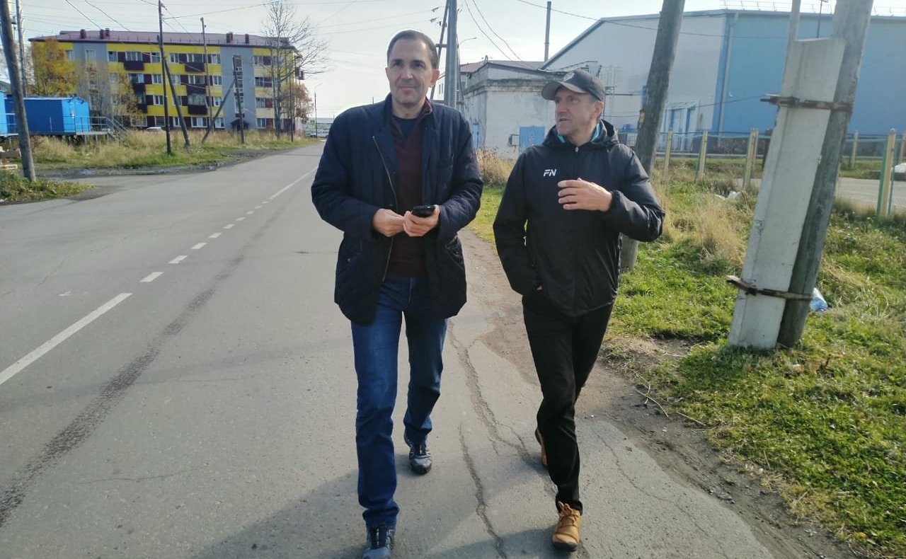 Андрей Хапочкин осмотрел многофункциональный спорткомплекс в городе Макаров и провел ряд встреч