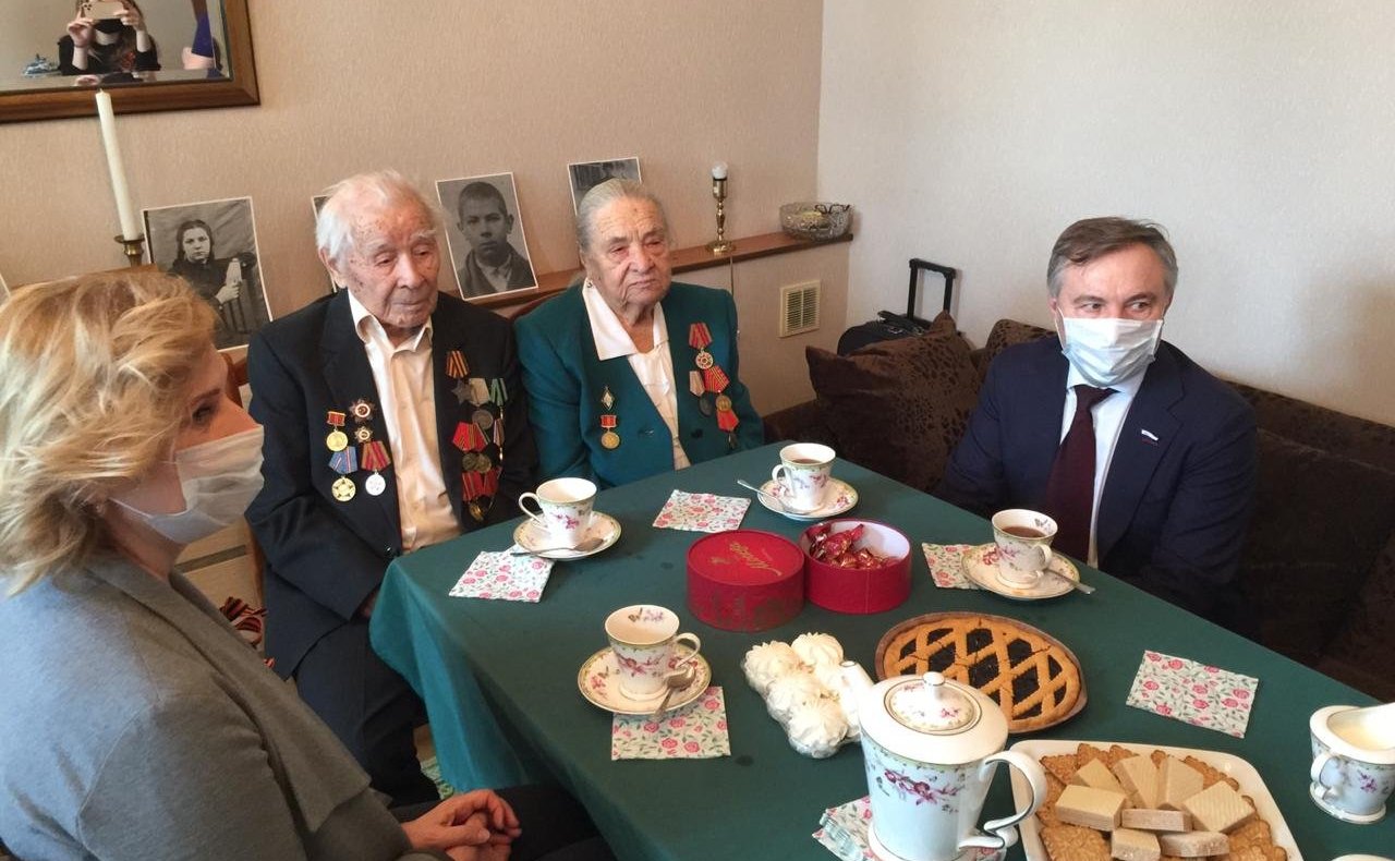 И. Святенко и А. Варфоломеев поздравили семью ветерана Великой Отечественной войны с 75-летием Победы