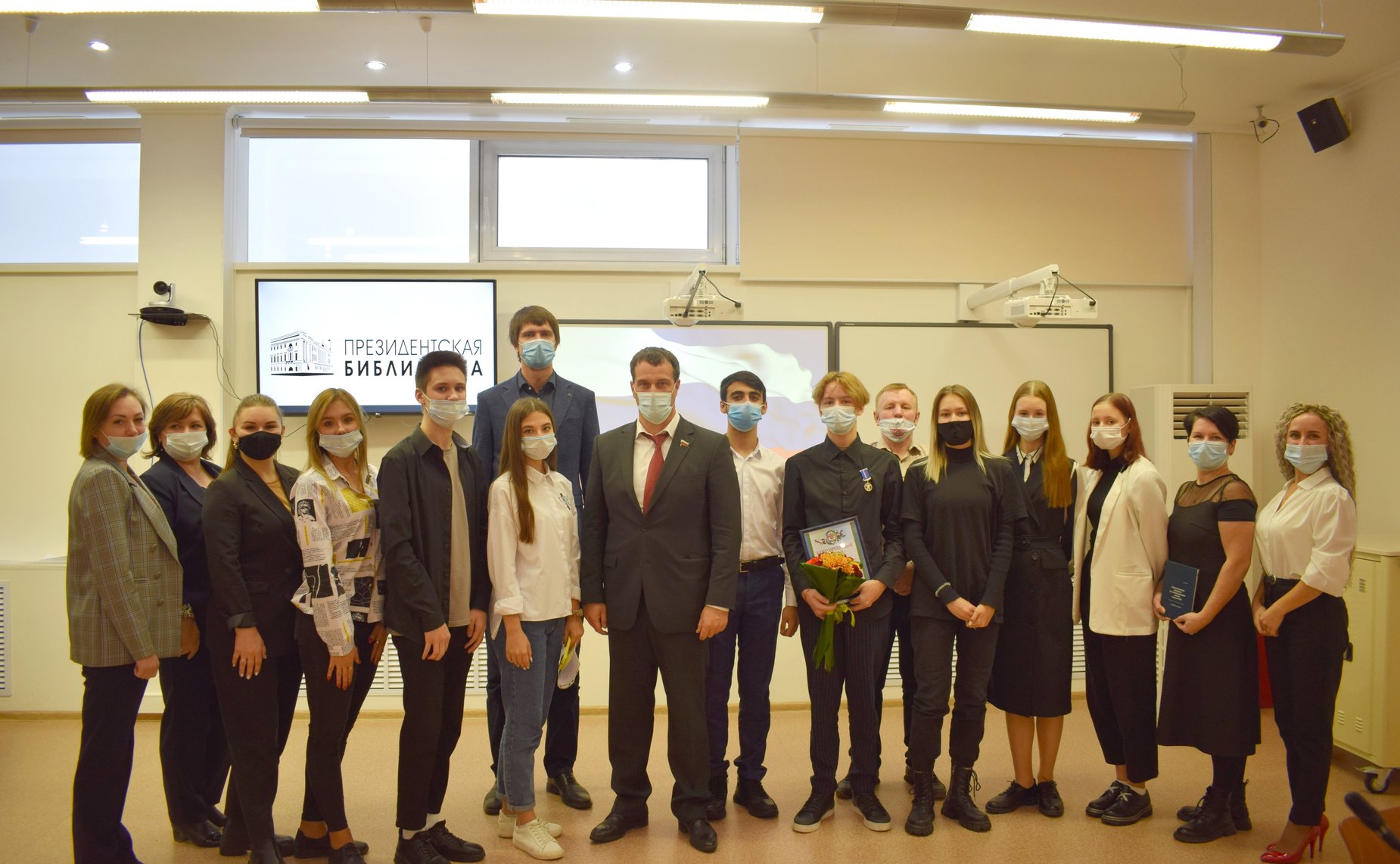 Эдуард Исаков наградил школьника из Югры памятной медалью «За проявленное мужество»