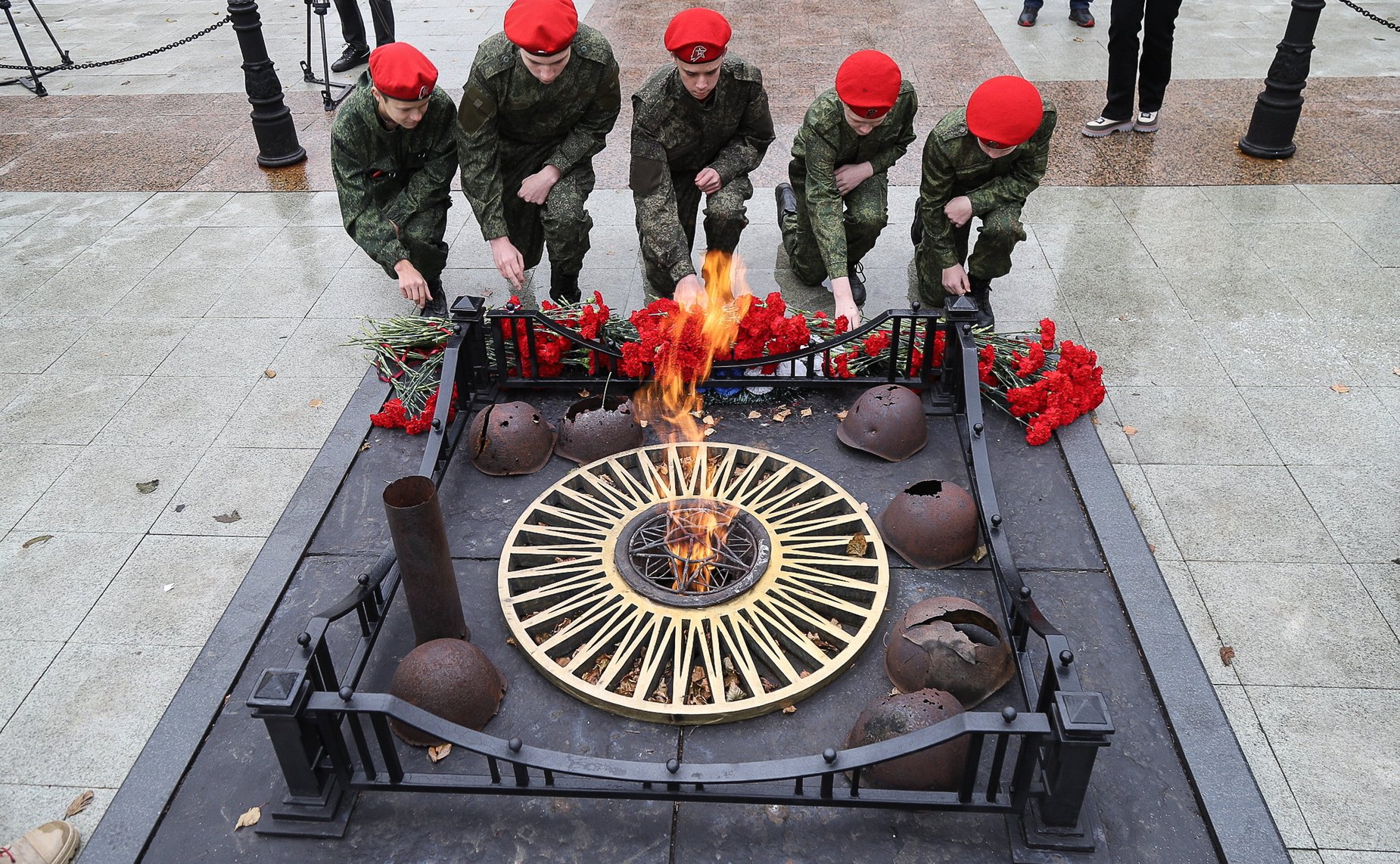 Российские и белорусские парламентарии возложили цветы к Вечному огню в Ярославле и почтили память погибших в годы Великой Отечественной войны