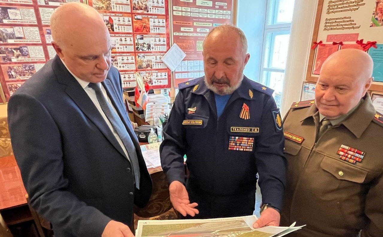 Андрей Шохин в рамках поездки в регион провел школьный Урок мужества