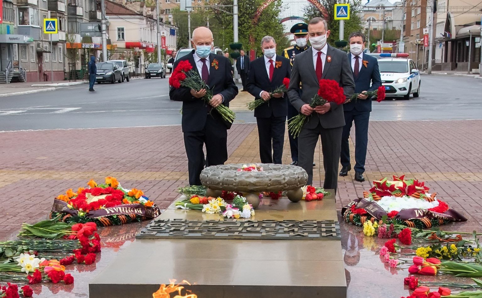 Анатолий Артамонов, временно исполняющий обязанности губернатора Калужской области Владислав Шапша и председатель Законодательного Собрания Калужской области Виктор Бабурин возложили цветы к Вечному огню у могилы Неизвестного солдата