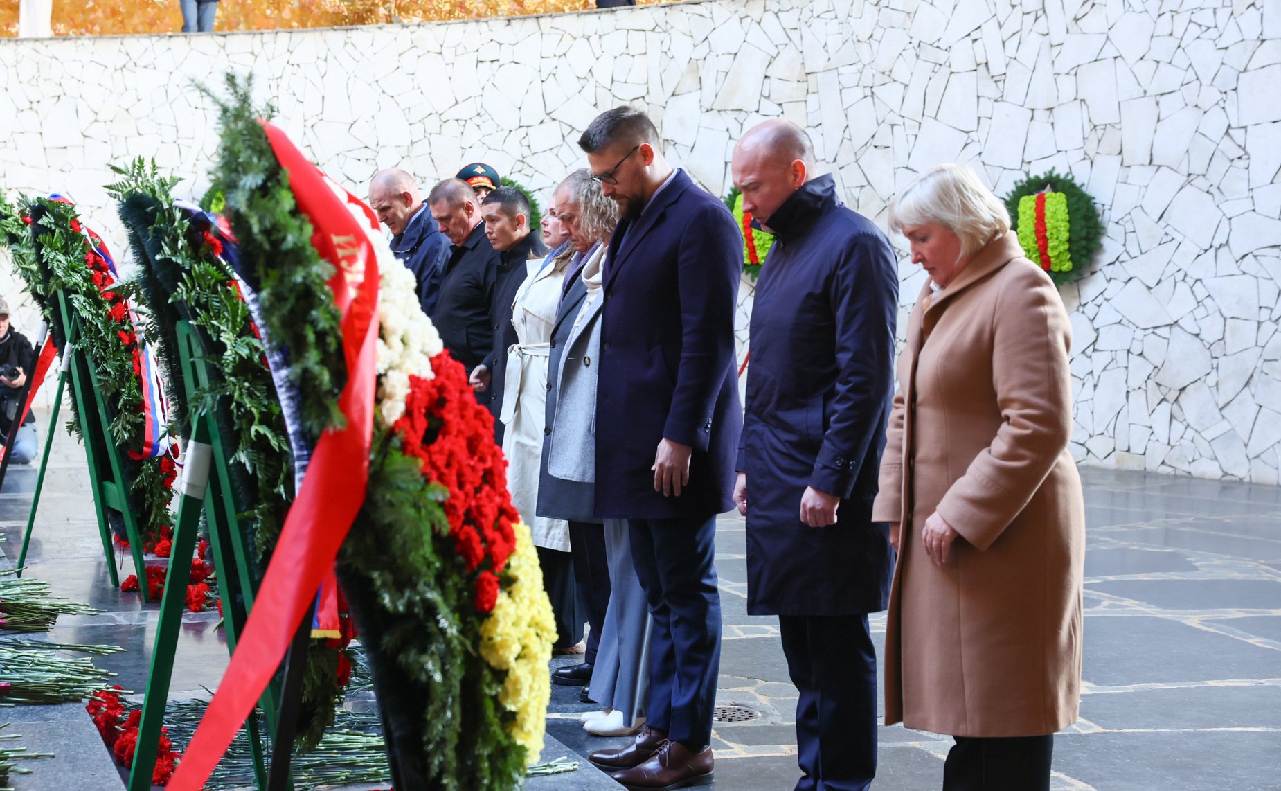 Сенаторы РФ в преддверии 80-летия Победы посетили историко-мемориальный комплекс «Героям Сталинградской битвы» на Мамаевом кургане и возложили цветы к Вечному огню в зале Воинской славы