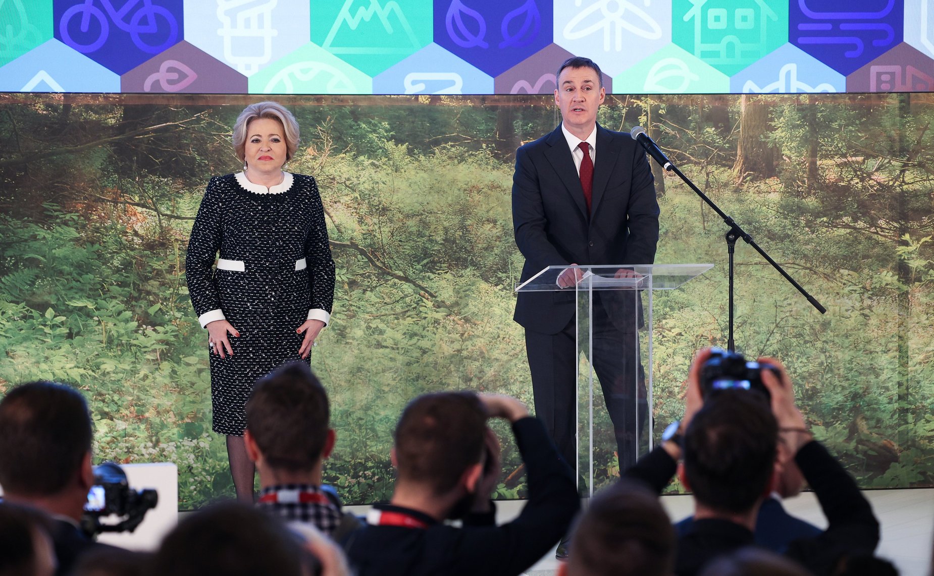 Церемония награждения благодарностями и грамотами Президента Российской Федерации победителей Всероссийской акции субботников «Мы за чистоту». XI Невский международный экологический конгресс