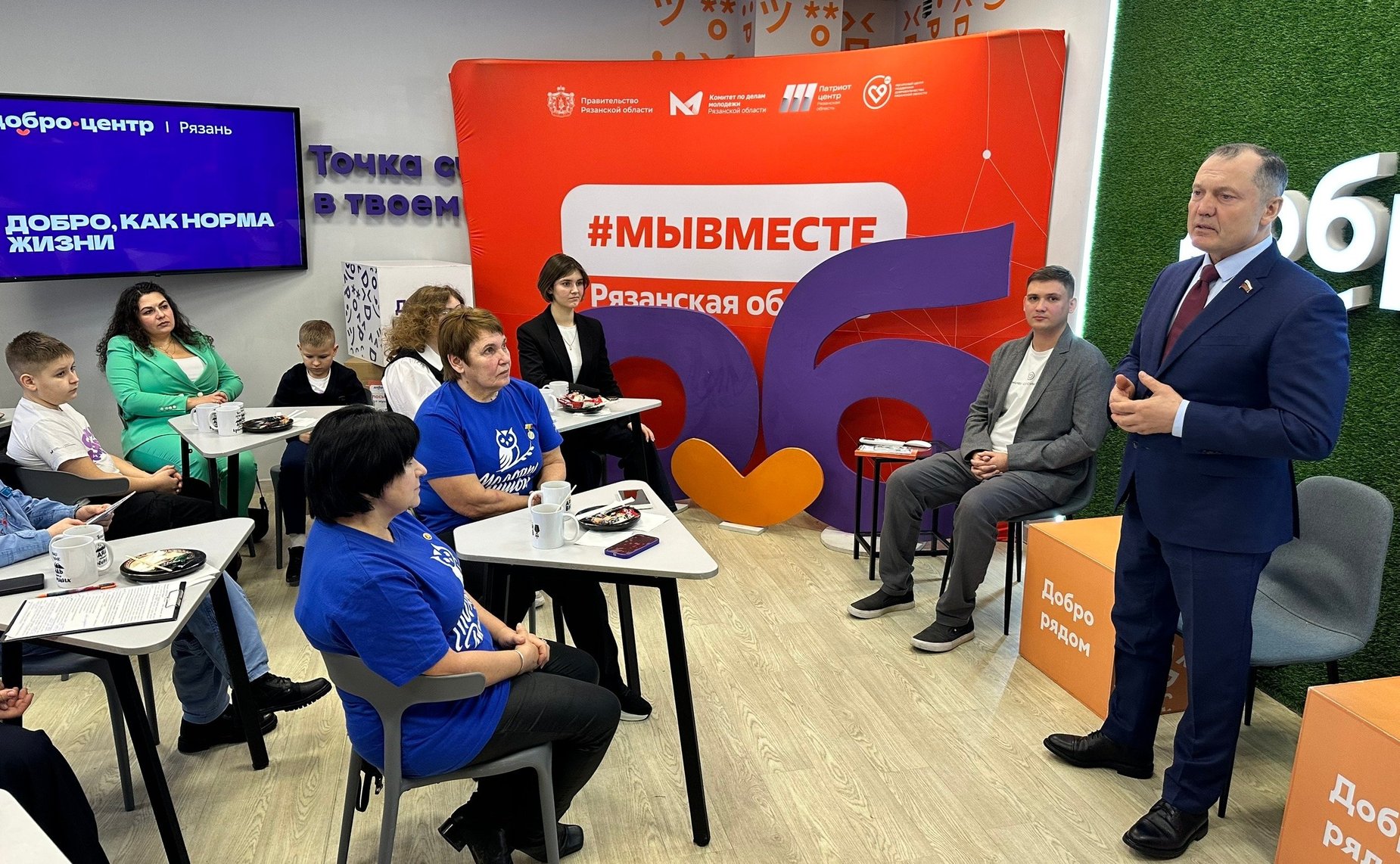 Игорь Мурог встретился с волонтерами «Добро.Центр города Рязани» и вручил награды активистам