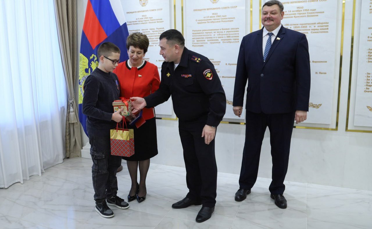 Екатерина Алтабаева и Сергей Колбин вручили медали Совета Федерации детям-героям, проявившим личное мужество в экстремальной ситуации