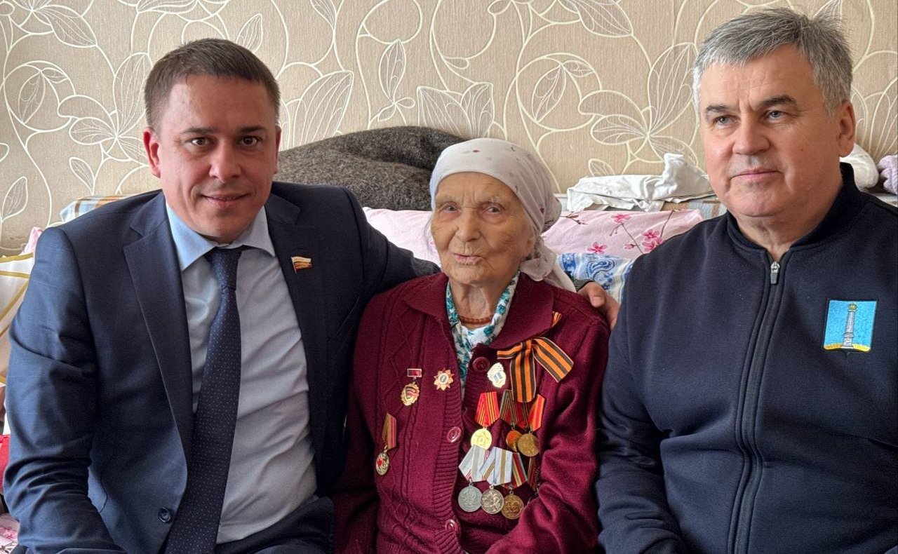 Айрат Гибатдинов вместе с главой Засвияжского района Наилем Юманкуловым передали диплом и знак «Почетный гражданин города Ульяновска» и поблагодарили за проявленный личный героизм и мужество при исполнении воинского долга по защите Отечества Мяфуру Асядул