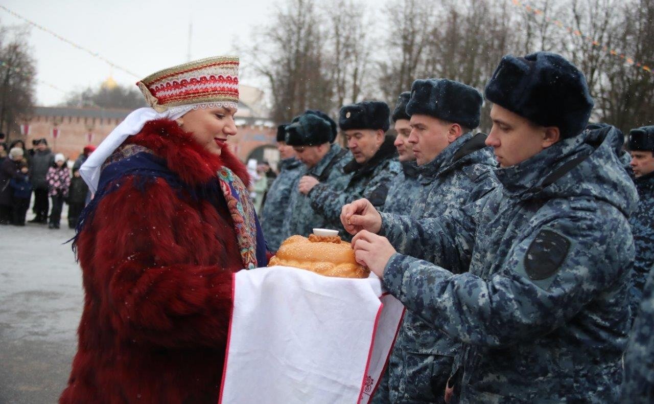 Елена Писарева приняла участие в торжественном мероприятии, посвященном встрече сводного отряда УМВД России по Новгородской области