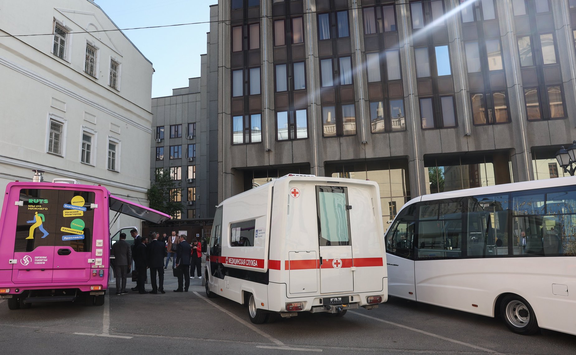 Осмотр участниками «встречи Председателя СФ с тружениками социальной сферы села» специальной техники