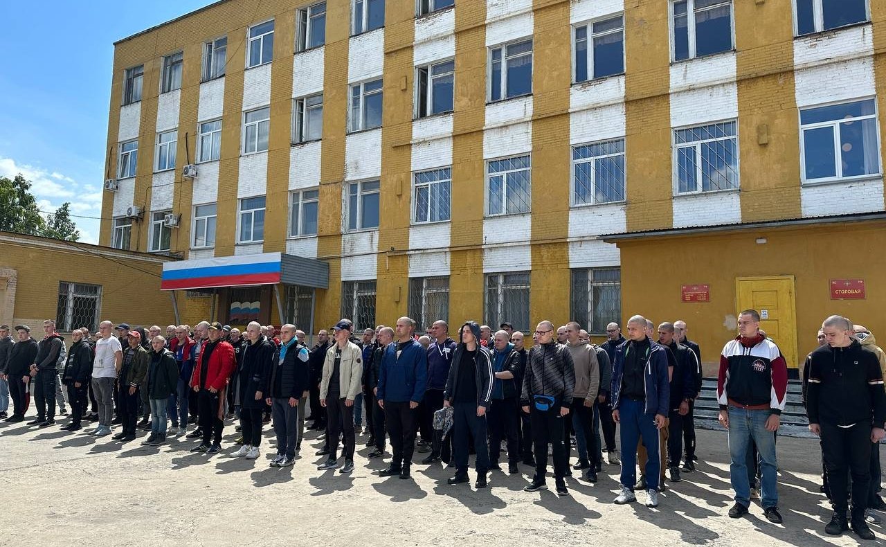 Маргарита Павлова посетила региональный призывной пункт и встретилась с призывниками Челябинской области