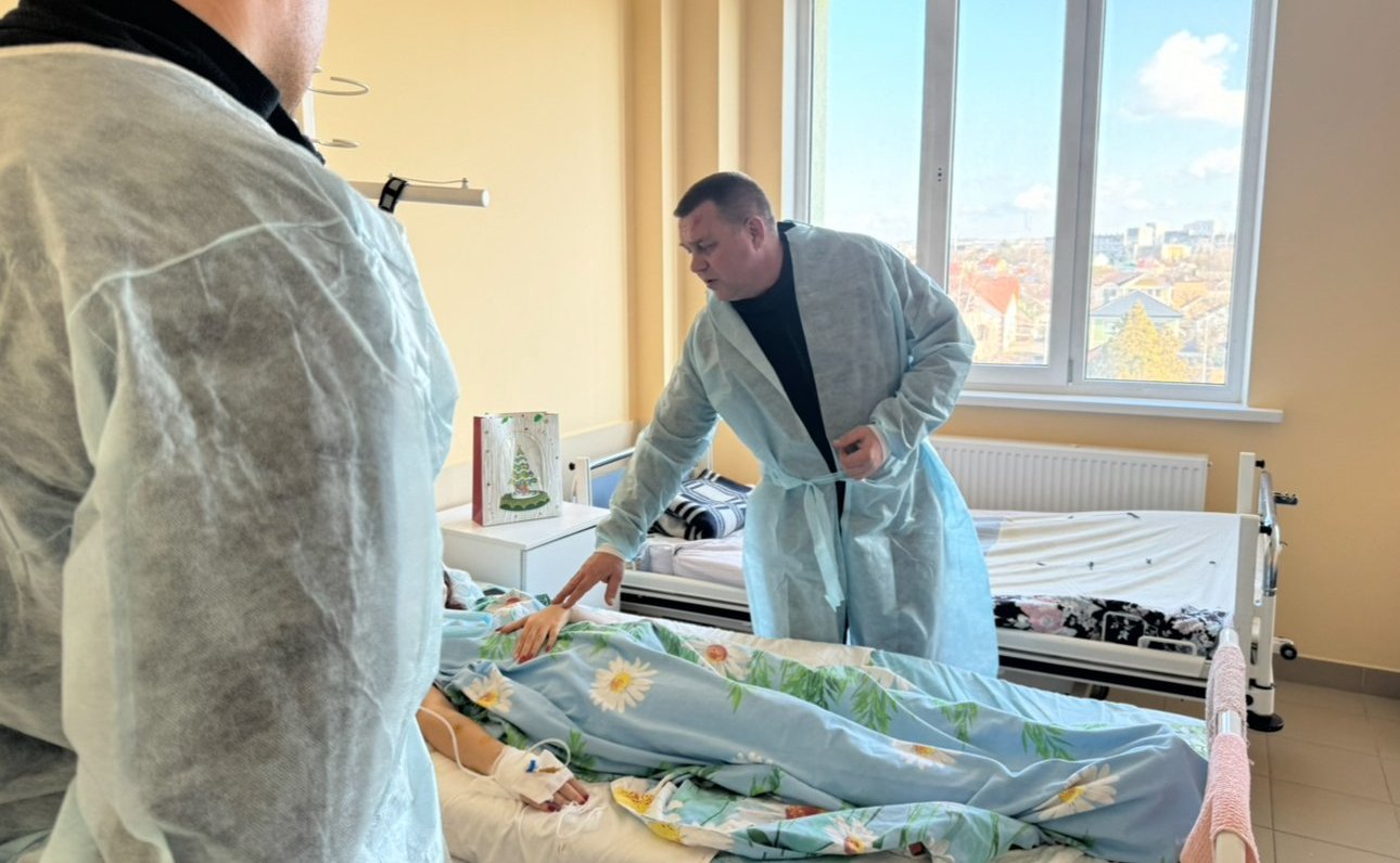 Игорь Кастюкевич посетил два лечебных учреждения республики Крым, где в настоящее время проходят лечение жители Бехтер, пострадавшие в результате обстрела школы со стороны ВСУ