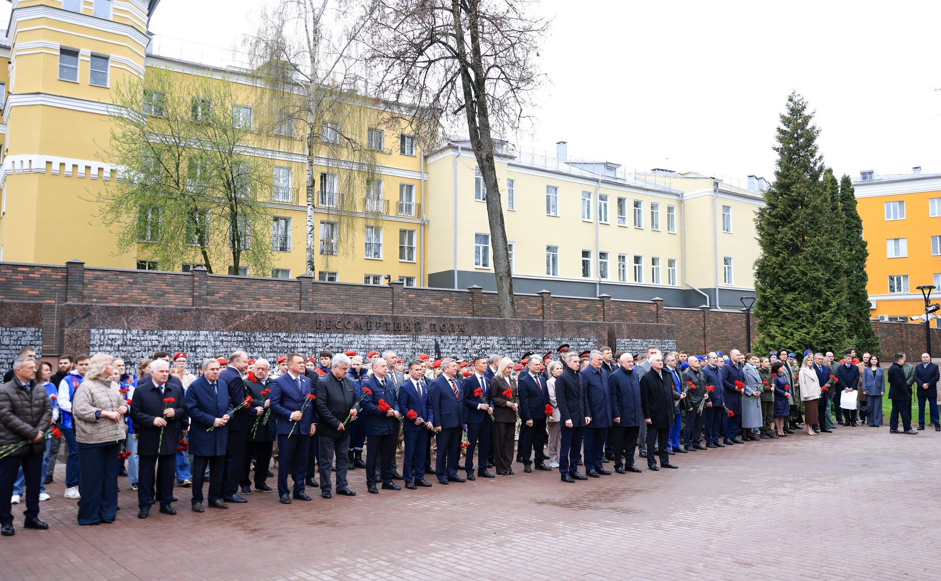 Сенаторы возложили цветы к Вечному огню в Сквере Памяти Героев в Смоленске