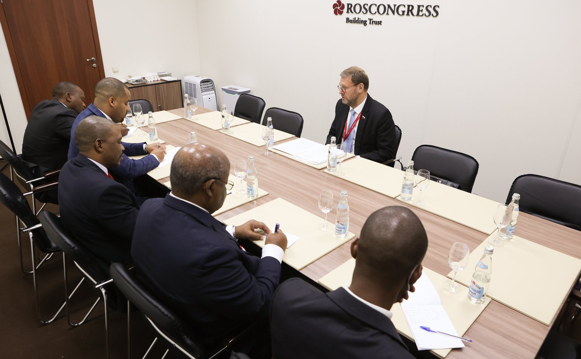 Встреча заместителя Председателя СФ Константина Косачева с первым заместителем Председателя Ассамблеи Республики Мозамбик Элдером Эрнешту Инжожу