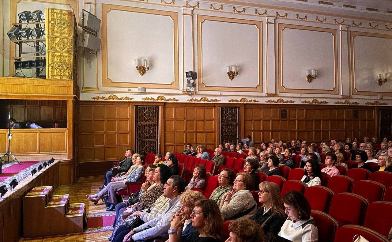 Екатерина Алтабаева приветствовала зрителей и участников новой концертной программы «Цветущий май. История страны в любимых песнях»