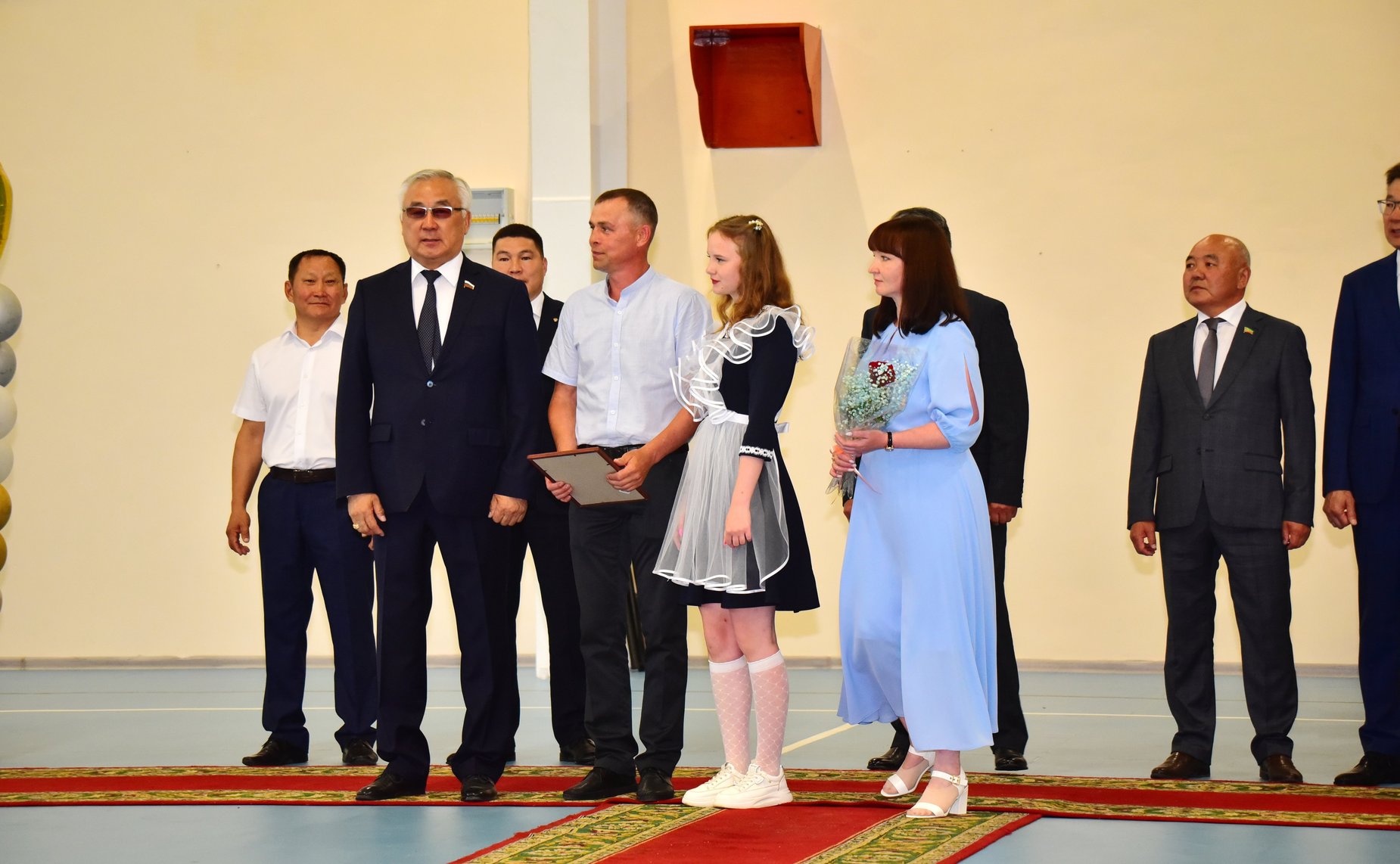 Баир Жамсуев в рамках поездки в регион принял участие в торжественной церемонии чествования лучших выпускников школ Агинского Бурятского округа «Гордость Аги-2024»
