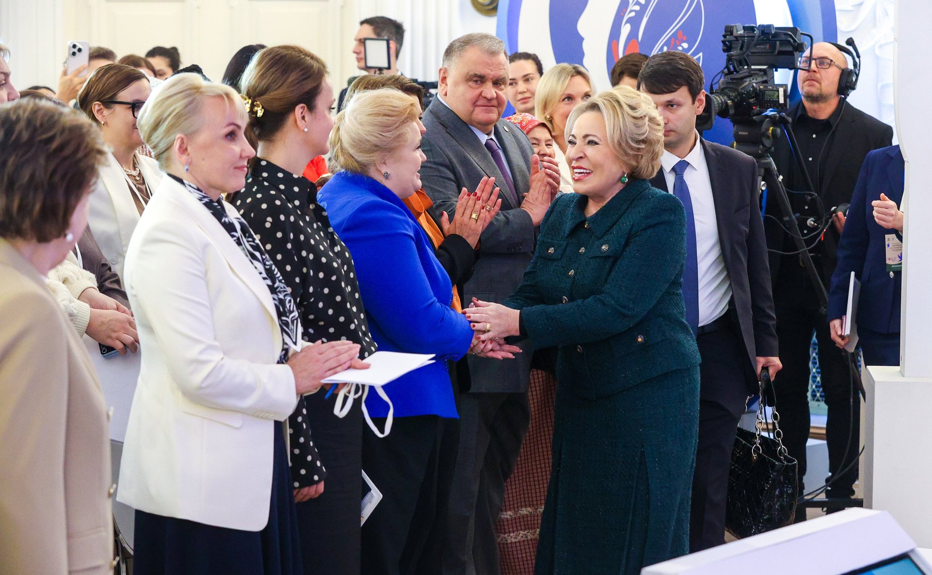 Пленарное заседание международного форума «Женщины за сохранение традиций»