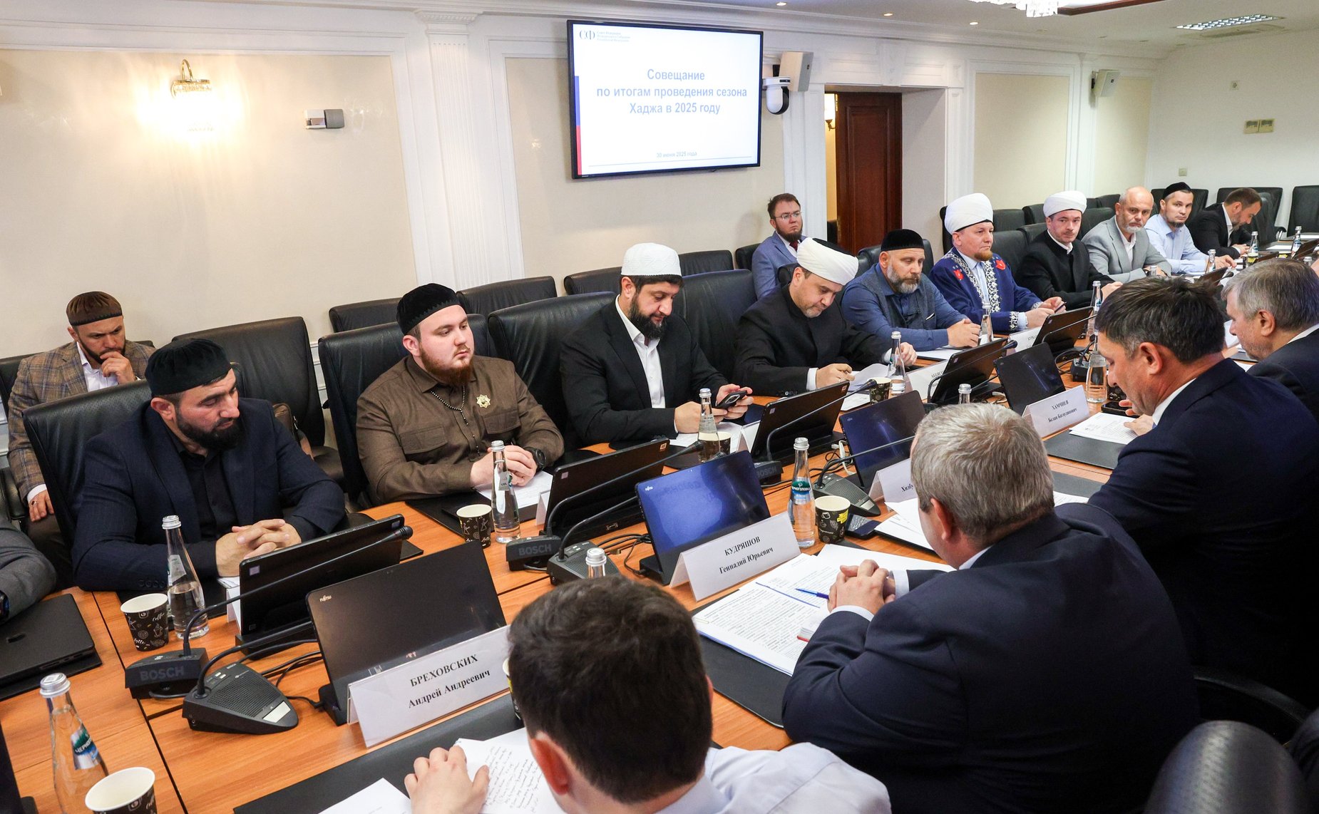 Расширенное совещание по итогам проведения хаджа 2025 года
